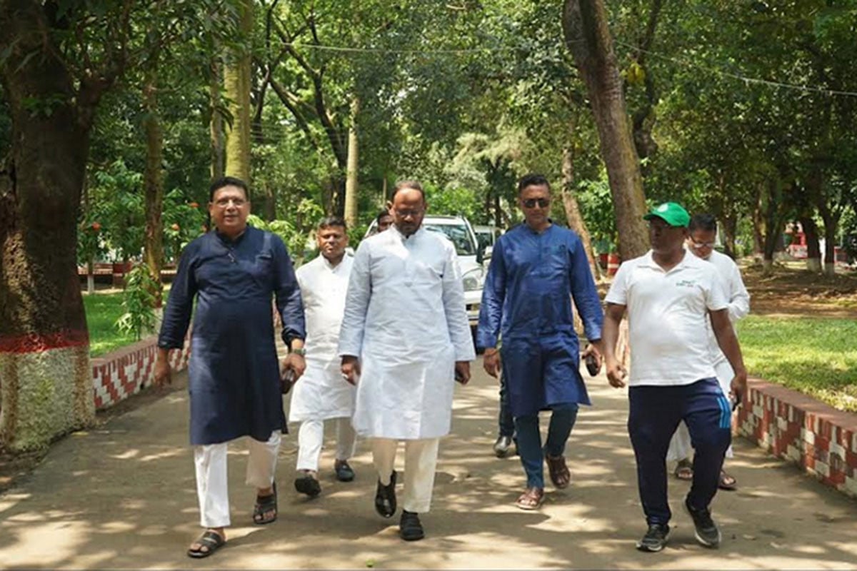 জাতীয় চিড়িয়াখানা আকস্মিক পরিদর্শনে প্রাণিসম্পদ প্রতিমন্ত্রী