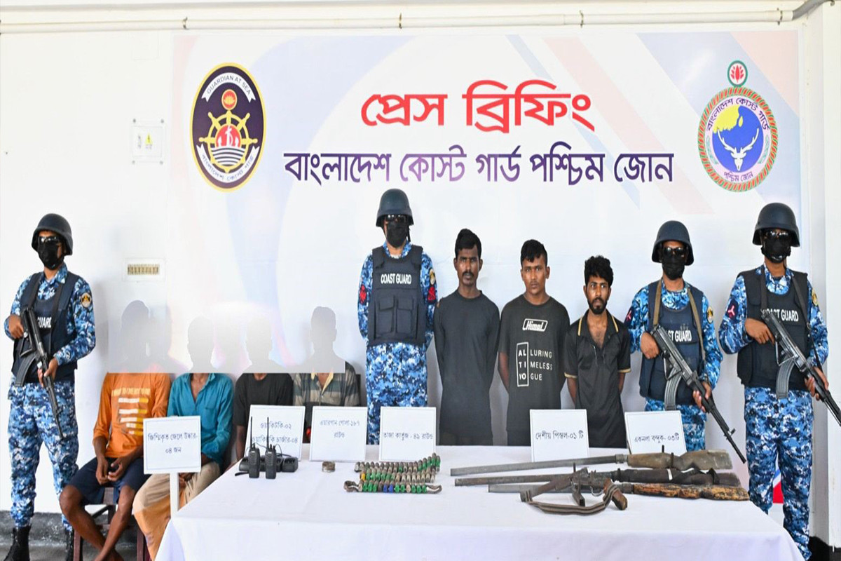 সুন্দরবনে অস্ত্রসহ ৩ বনদস্যু আটক
