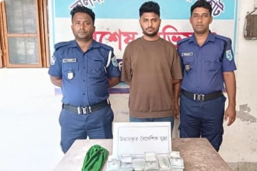 অটোরিকশায় যুবকের কাছে মিলল দেড় লাখ ডলার