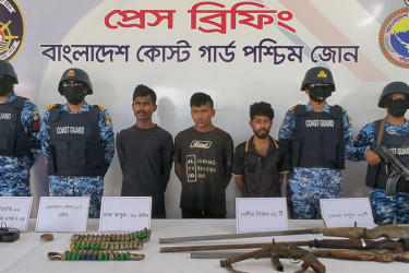সুন্দরবনে করিম-শরীফ বাহিনীর তিন সদস্য আটক, অস্ত্র-গুলি উদ্ধার