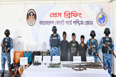 সুন্দরবনে অস্ত্রসহ ৩ বনদস্যু আটক