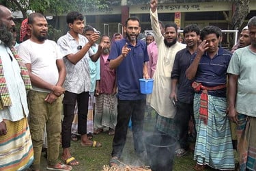 লোকসানে তামাক পুড়িয়ে শপথ কৃষকের, ‘আর কখনো এই বিষ চাষ করব না’