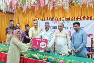 বসুন্ধরা শুভসংঘের দেওয়া সেলাই মেশিনে বদলাবে ২০ পরিবারের জীবন