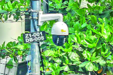 ধনী গরিব চিনছে না এআই ক্যামেরা