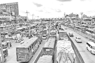দাউদকান্দিতে দুর্ঘটনা যানজট সোনারগাঁয়ে