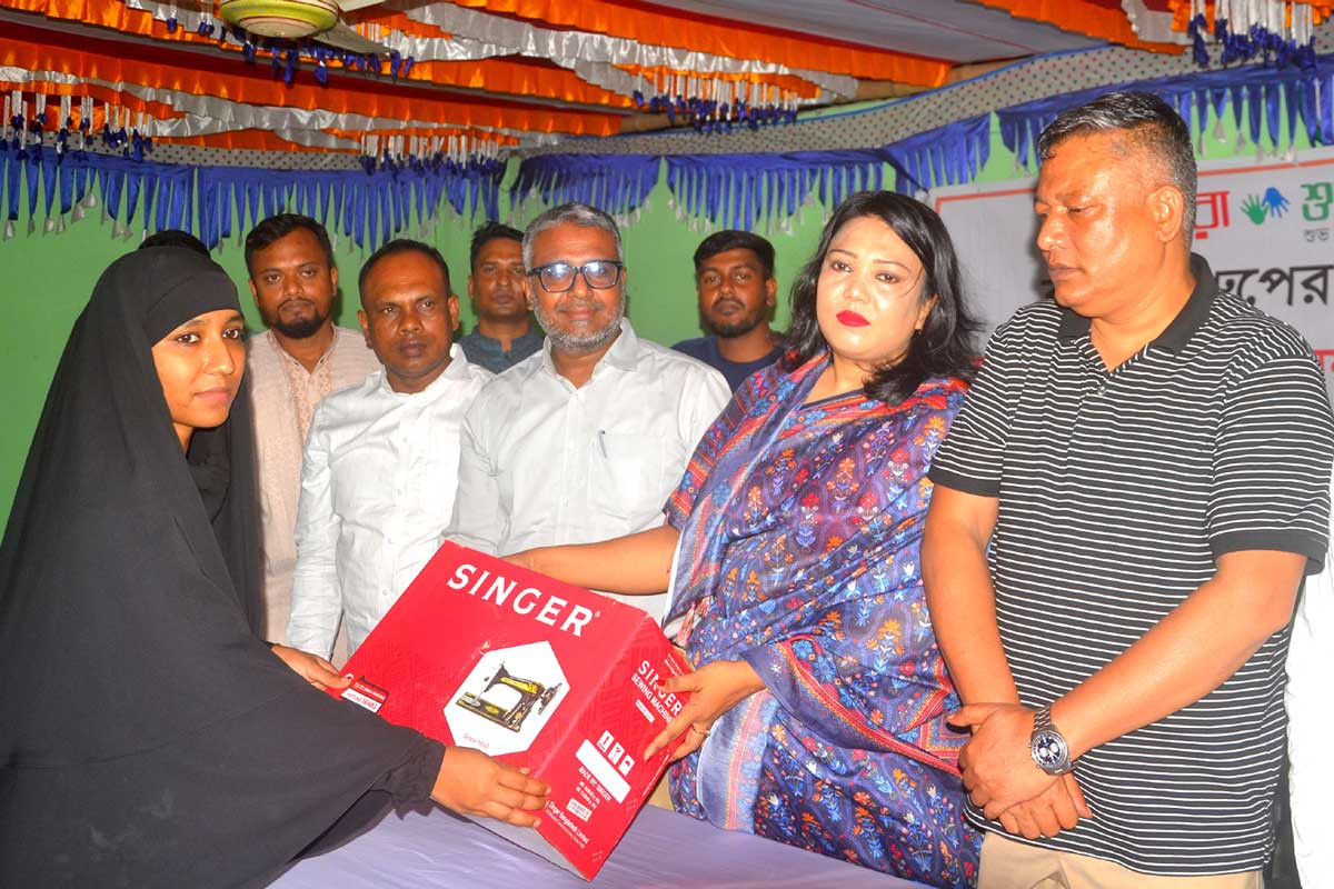 বগুড়ায় অসচ্ছল ২০ নারী পেলেন বসুন্ধরা গ্রুপের সেলাই মেশিন