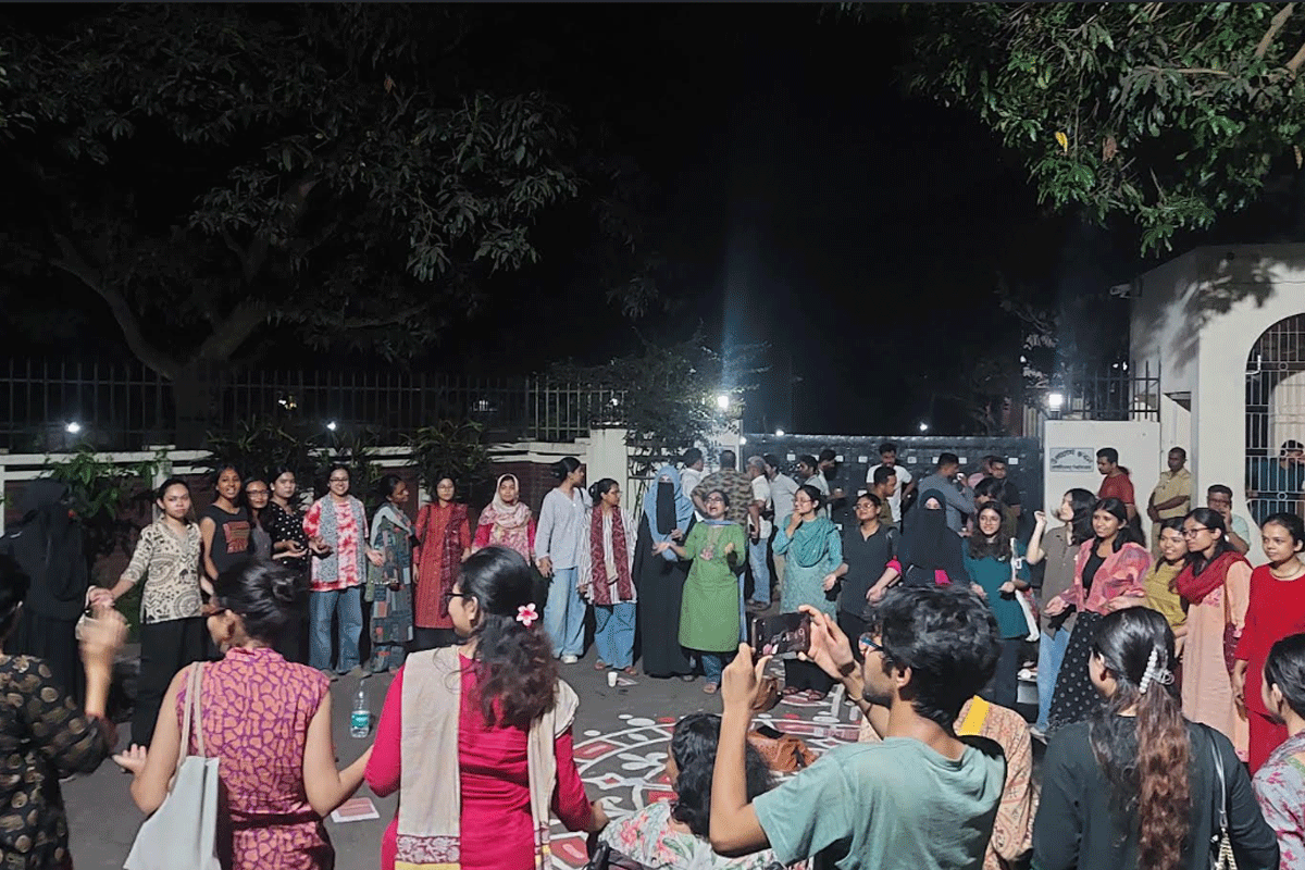 জাবি প্রক্টরকে অবাঞ্ছিত ঘোষণা, কার্যালয়ে তালা