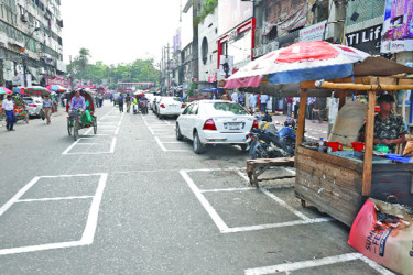 হকার চায় ফুটপাত, রাস্তায় বসাল দুই সিটি