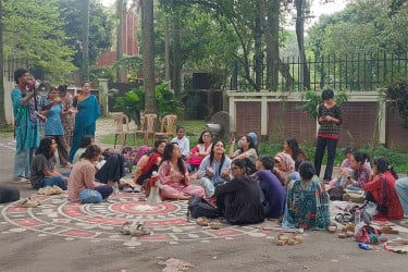প্রক্টরের পদত্যাগের দাবিতে উপাচার্যের বাসভবনের সামনে শিক্ষার্থীদের অবস্থান