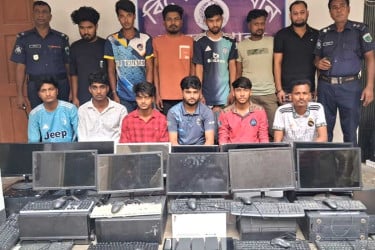 নওগাঁয় জুয়া সেন্টারে অভিযান, নগদ টাকা-ডিভাইসসহ গ্রেপ্তার ১৫