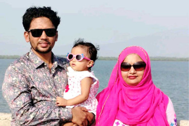 কাভার্ডভ্যানের নিচে পড়ে প্রাণ গেল মা ও শিশুকন্যার