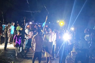 ব্রাহ্মণবাডিয়ায় টর্চ লাইট জ্বালিয়ে সংঘর্ষ, আহত ২৫
