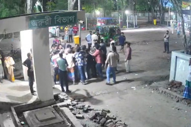 হাসপাতালে চিকিৎসককে পিটিয়ে আহত, জরুরি বিভাগে ভাঙচুর