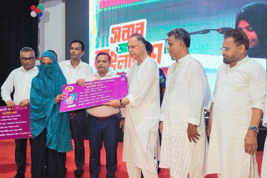 সিরাজগঞ্জে ‘ফ্যামিলি কার্ড’ পেয়ে খুশি নারীরা