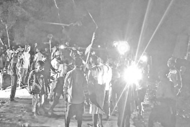 টর্চ লাইট জ্বালিয়ে সংঘর্ষ, আহত ২৫