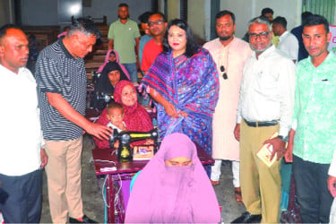 বগুড়ায় ২০ অসচ্ছল নারী পেলেন বসুন্ধরার সেলাই মেশিন