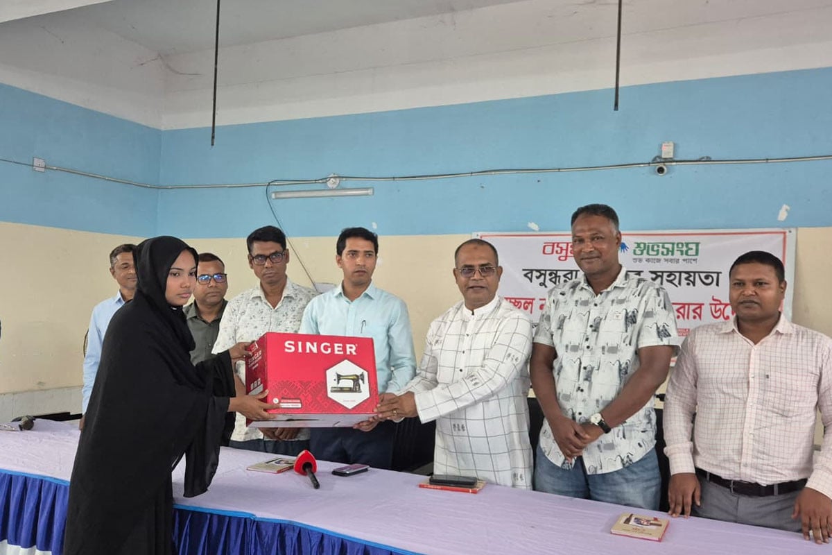 বগুড়া সদর উপজেলায় বসুন্ধরা শুভসংঘের সেলাই মেশিন বিতরণ