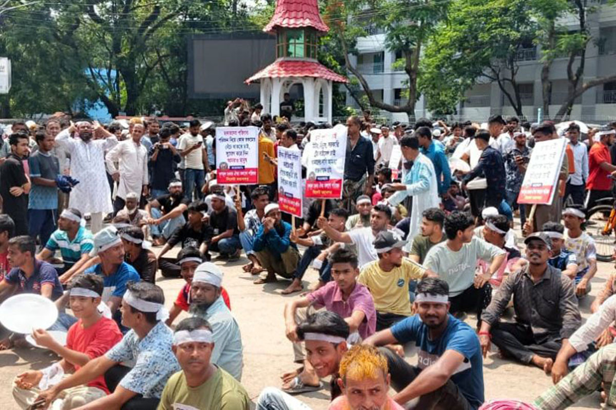 সিলেটে ‘থালা-বাটি’ নিয়ে আন্দোলনে রাস্তায় হকাররা