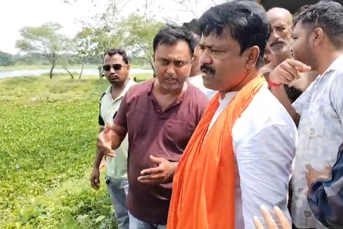 কাঁটাতার নির্মাণে বিএসএফের হাতে জমি হস্তান্তরের আগে সীমান্তে মন্ত্রী