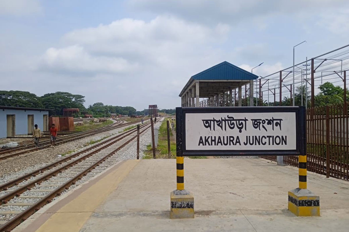 আখাউড়ায় রেলের বিদ্যুৎ হরিলুট