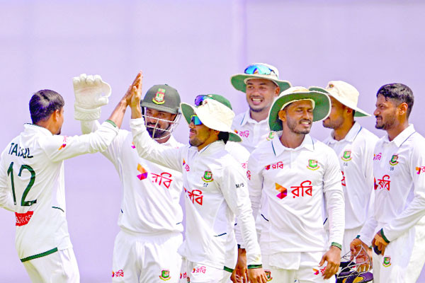 বাংলাদেশ ১৫৬ রানে এগিয়ে