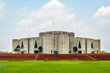 প্রতিশ্রুতি পূরণে অগ্রগতি, আছে সমালোচনাও