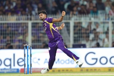 অভিষেকেই চোট, ৮ বল করে মাঠ ছাড়লেন ১৮ কোটির বোলার
