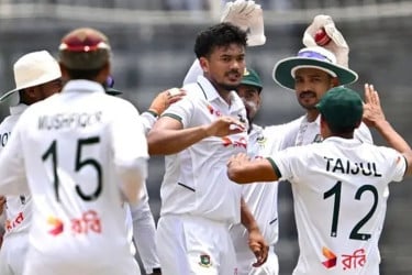 তাসকিনের জোড়া আঘাত, দুই ওপেনারকে হারিয়ে চাপে পাকিস্তান