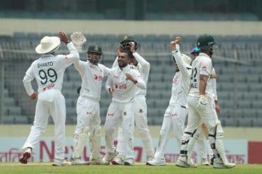প্রথম সেশনে টাইগারদের দাপট, চার উইকেট হারাল পাকিস্তান