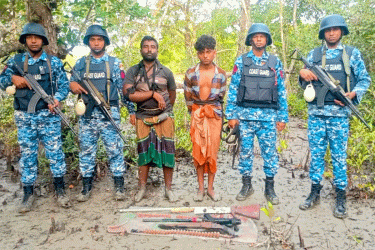 সুন্দরবনে অস্ত্রসহ দুই দস্যু গ্রেফতার, চার জেলে উদ্ধার