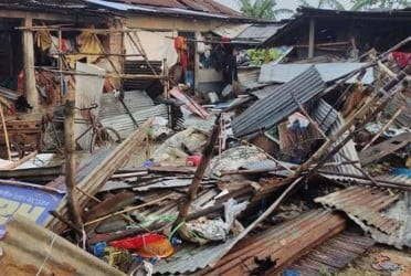 কালবৈশাখীর তাণ্ডবে নওগাঁয় ক্ষতিগ্রস্ত বসতবাড়ি
