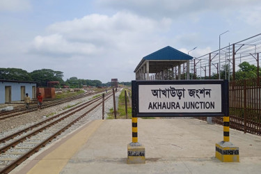 আখাউড়ায় রেলের বিদ্যুৎ হরিলুট