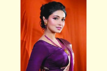 নতুন লুকে তাসনিয়া ফারিণ