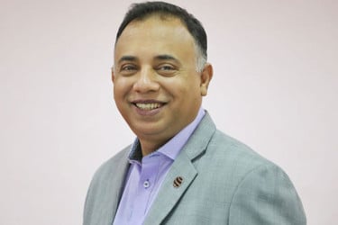 নীরবতা, নেতৃত্ব, রোগ আর রাজনীতির অদ্ভুত সময়
