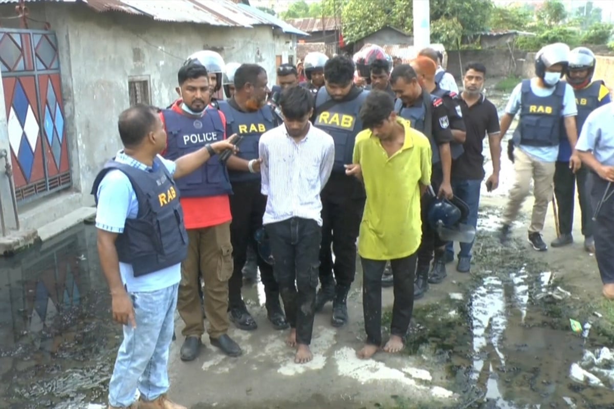নারায়ণগঞ্জে র‌্যাবের অভিযানে আটক ৩, মাদকের আস্তানায় আগুন