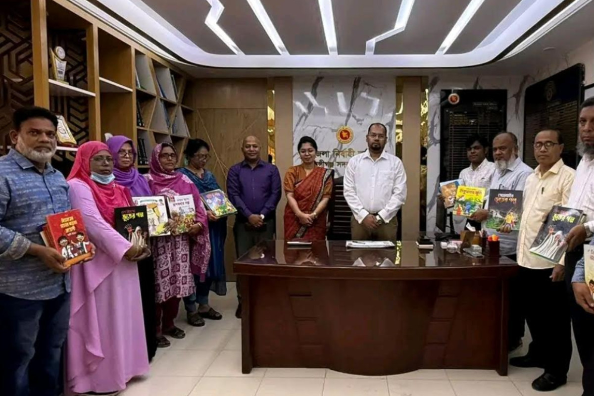 মুন্সীগঞ্জে শিক্ষার্থীদের হাতে গল্প, বিজ্ঞানের বই তুলে দিলেন ইউএনও