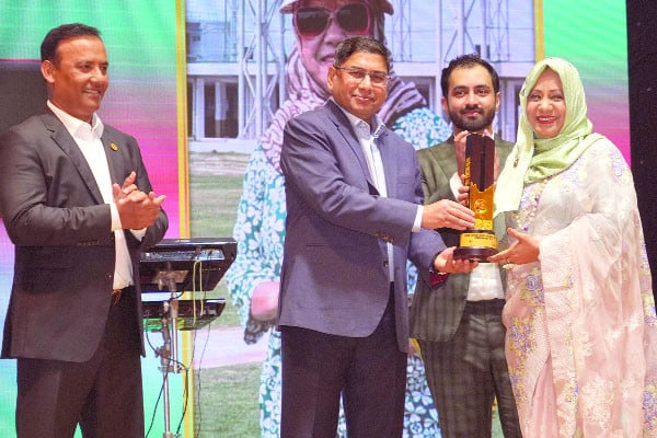 বিজয়ীদের হাতে পুরস্কার তুলে দেন সেনাবাহিনী প্রধান