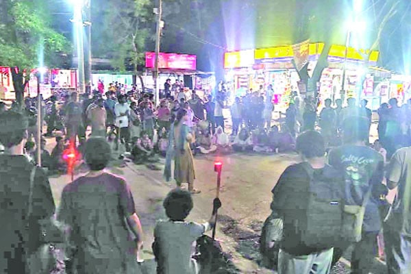 মধ্যরাতে উত্তাল জাবি