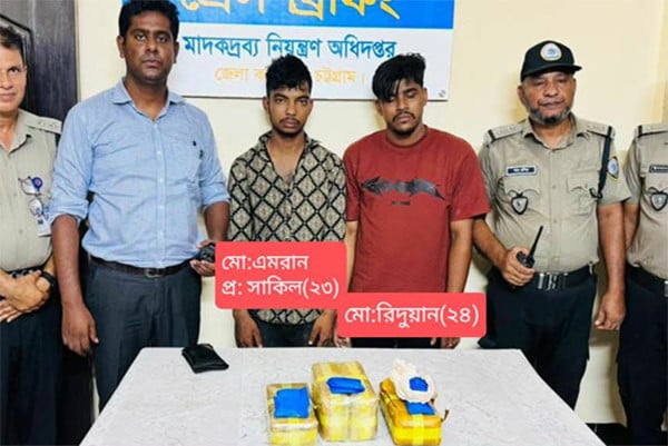 স্কুলব্যাগে লুকানো ছিল ৪০ হাজার ইয়াবা, ২ জন গ্রেফতার