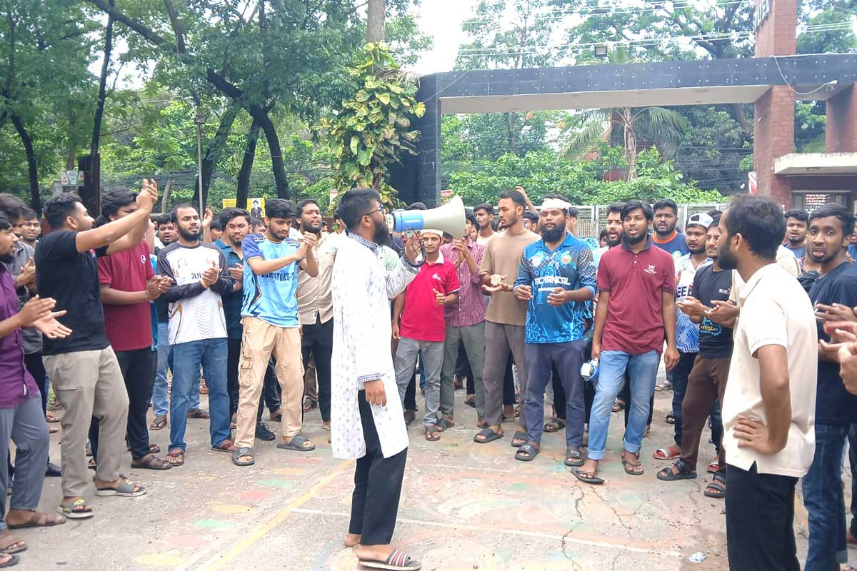 ডুয়েটের সব গেট বন্ধ করে শিক্ষার্থীদের ব্লকেড কর্মসূচি
