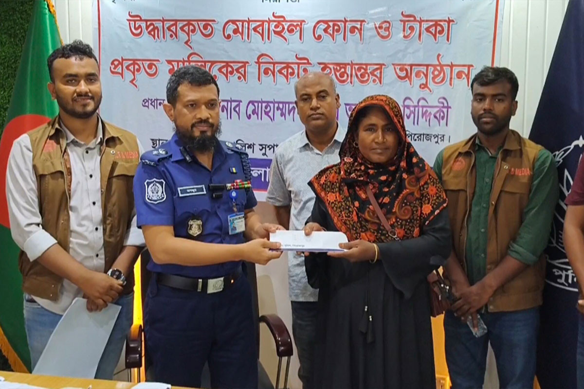 হারানো ২৫ মোবাইল ফোন উদ্ধার করে প্রকৃত মালিককে দিল পুলিশ