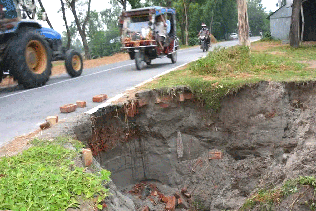 তিস্তা সেতুর সংযোগ সড়কে ধস, ঝুঁকি নিয়ে চলাচল