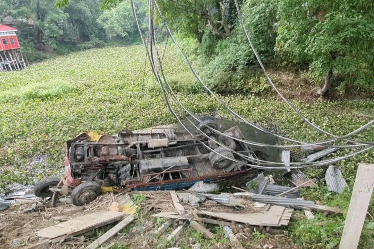 গভীর রাতে নিয়ন্ত্রণ হারিয়ে খালে পড়ল তালবোঝাই ট্রাক, অতঃপর...