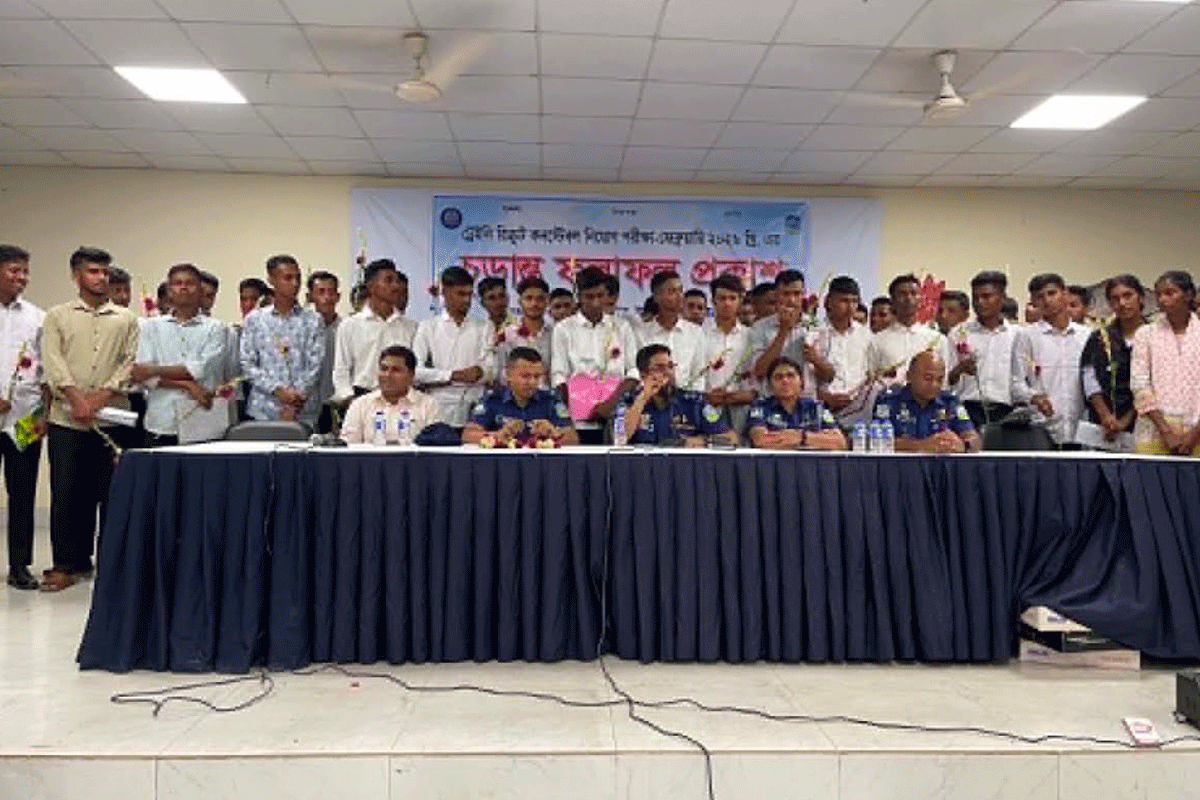 নেত্রকোনায় ১২০ টাকায় পুলিশে চাকরি পেলেন ৪২ জন