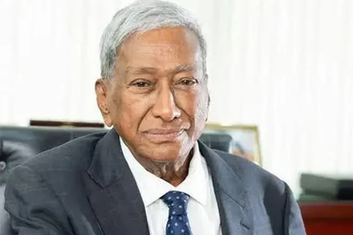 বাবার কবরের পাশে শায়িত সাবেক প্রতিমন্ত্রী সিনহা