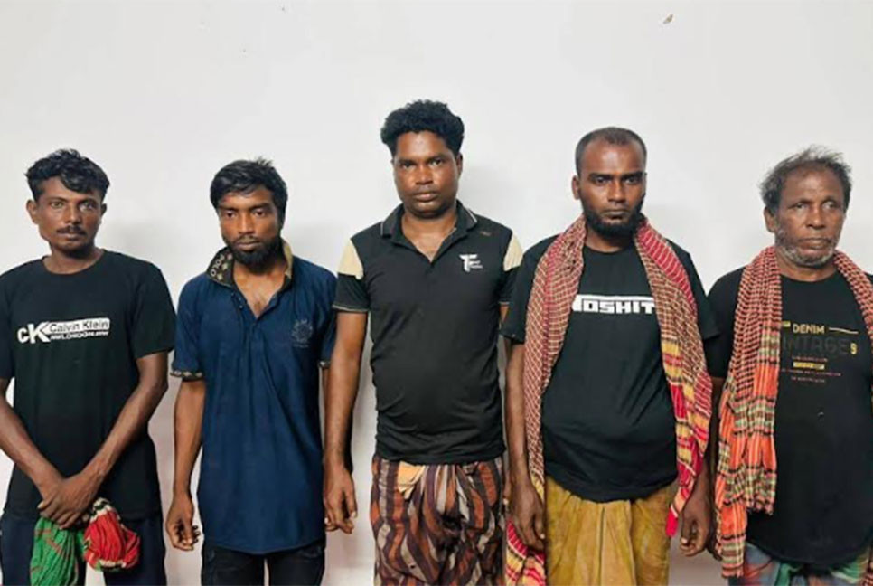 সুন্দরবনের বনদস্যু সুমন বাহিনীর আত্মসমর্পণ