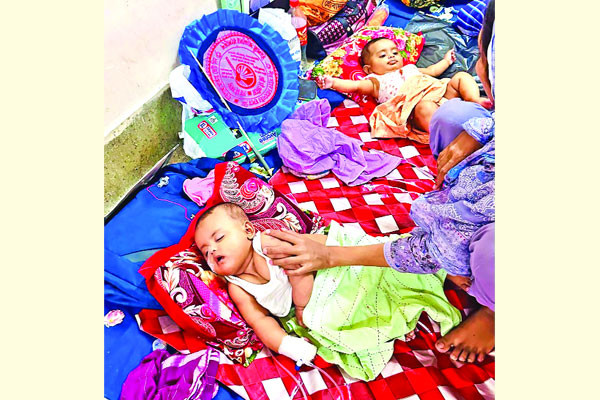 যমজ শিশুর একজন হামে আক্রান্ত আরেকজন ঝুঁকিতে
