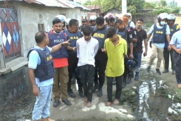 নারায়ণগঞ্জে র‌্যাবের অভিযানে আটক ৩, মাদকের আস্তানায় আগুন
