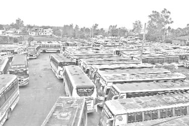 বাস চলাচল বন্ধ, চরম দুর্ভোগ