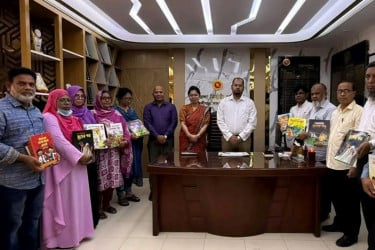 মুন্সীগঞ্জে শিক্ষার্থীদের হাতে গল্প, বিজ্ঞানের বই তুলে দিলেন ইউএনও